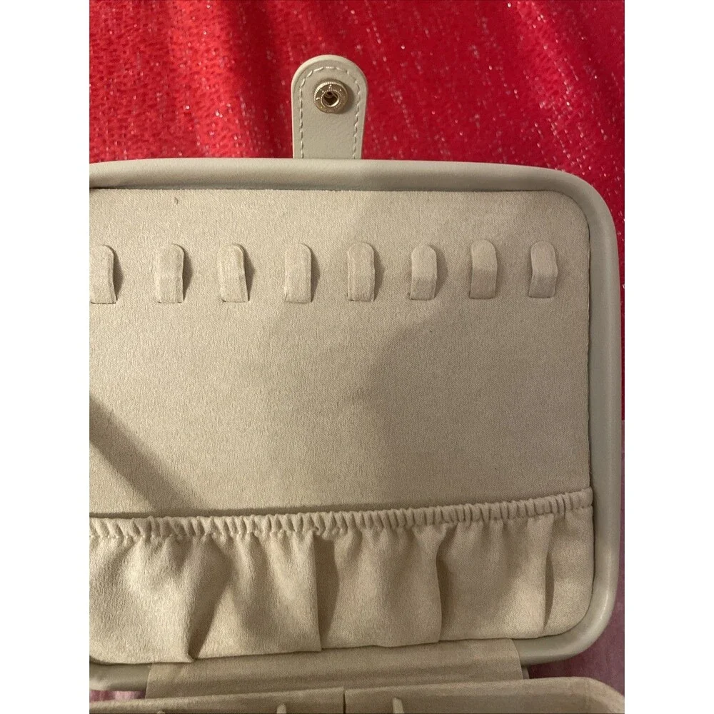 Badgley Mischka NWT Cream White Print, Travel, Jewelry Case